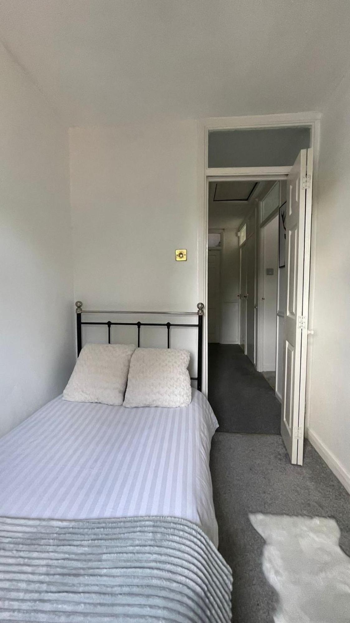 Single Room Near Basildon City Centre Exterior photo